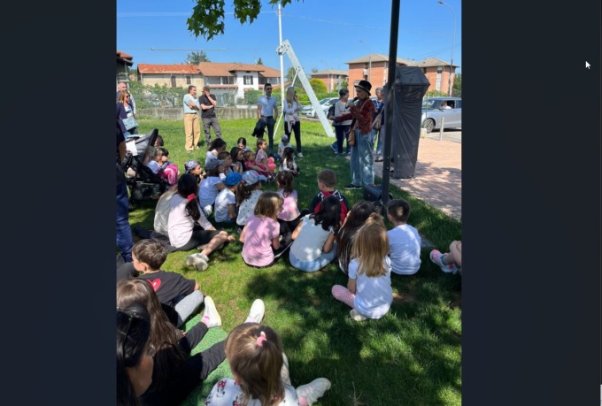 Inaugurato il totem per lo scambio dei libri