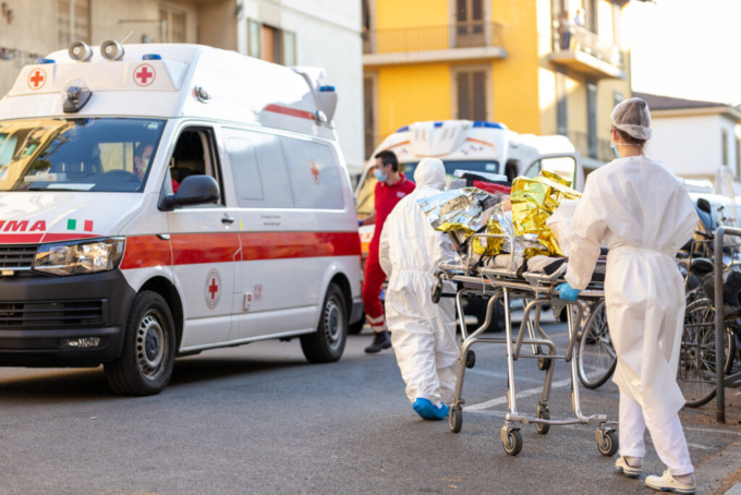 A 90 anni perde il controllo e si schianta contro due auto in sosta