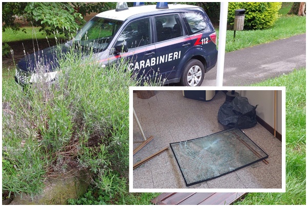 Assalto notturno alla sede degli Alpini ripreso dalle telecamere: vetrate sfondate e gomme tagliate