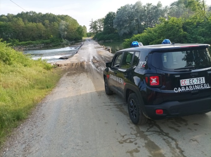 Forzano le barriere del guado di Castelletto Cervo invaso dal fango