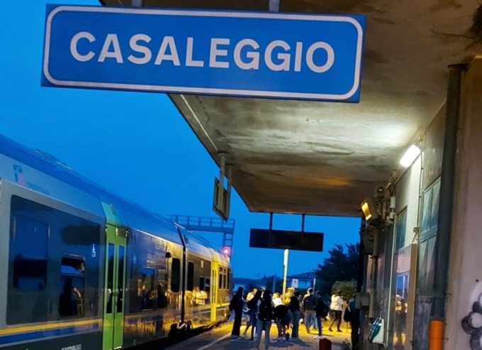 L’odissea dei pendolari biellesi fermi per ore. Arrivano i Carabinieri