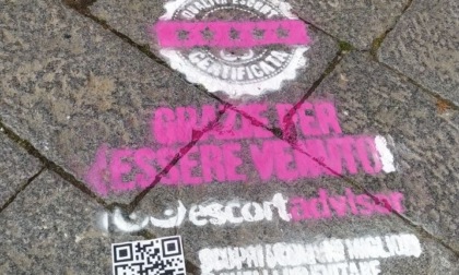 "Grazie per essere VENUTO". Cittadino indignato per i graffiti di Escort Advisor sulle strade di Biella