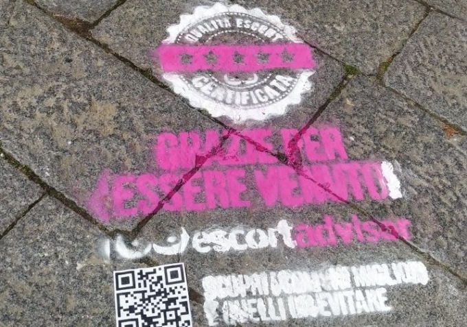 “Grazie per essere VENUTO”. Cittadino indignato per i graffiti di Escort Advisor sulle strade di Biella