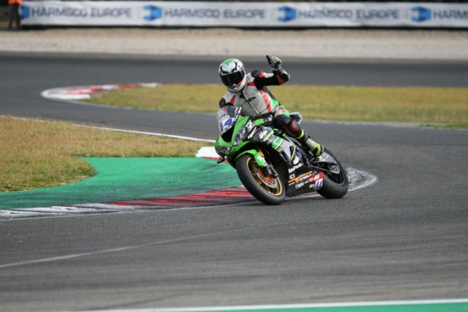 Pilota muore travolto in circuito durante le prove