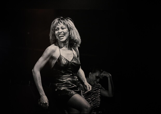 Alle 6 di mattina rende omaggio alla scomparsa Tina Turner con lo stereo a tutto volume dal balcone di casa