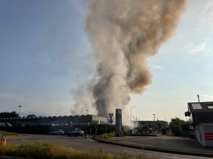 Gardenville in fiamme: un incendio divora la serra e il magazzino