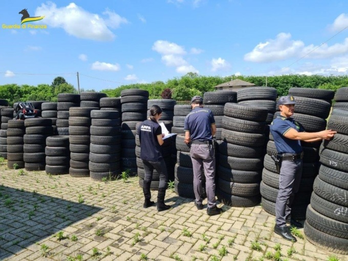 La Finanza sequestra due discariche abusive di pneumatici