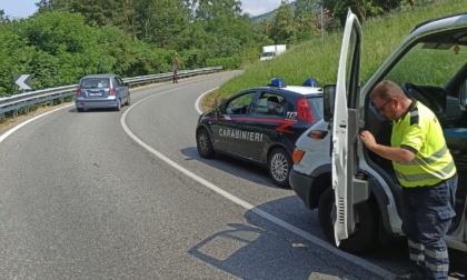 Auto in avaria in curva lungo la provinciale 200 a Zumaglia. I Carabinieri evitano incidenti