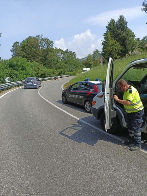 Auto in avaria in curva lungo la provinciale 200 a Zumaglia. I Carabinieri evitano incidenti