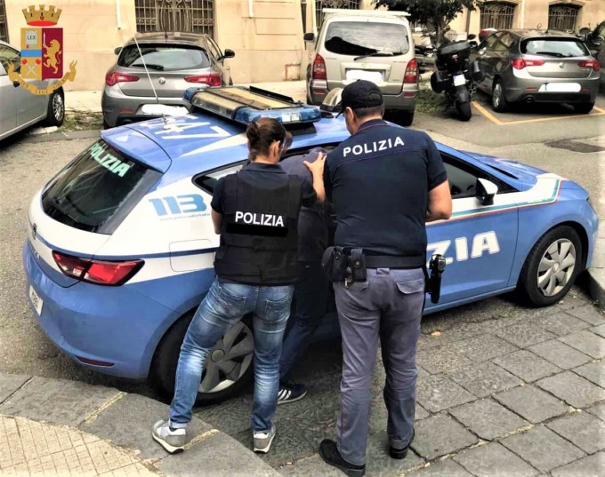 Picchia il padre e distrugge un vaso di ceramica. Arrestato 42enne biellese
