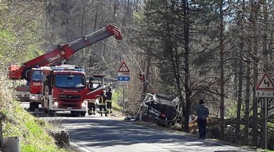 Tir in bilico fuori strada tra Pettinengo e Ternengo. L’autista: “Mi hanno dato indicazioni sbagliate”