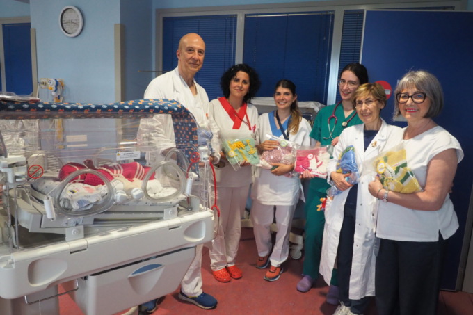 La maglia che scalda il cuore: un nuovo dono alla Neonatologia dell’Asl Bi