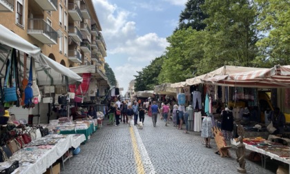 Le bancarelle riempiono Piazza Vittorio Veneto