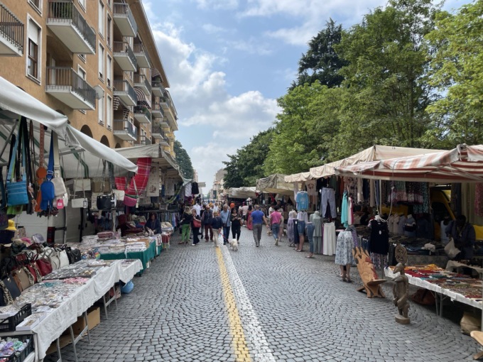 Le bancarelle riempiono Piazza Vittorio Veneto