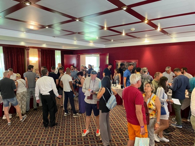 BiWine 2023: la fila di “wine lovers” all’Agorà palace hotel