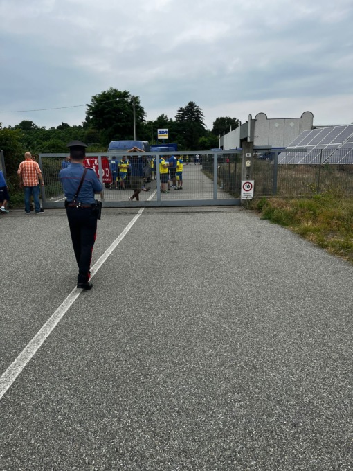 Sciopero dei lavoratori alla Sda Express Courier di Massazza. Presidiato l’ingresso, arrivano i Carabinieri