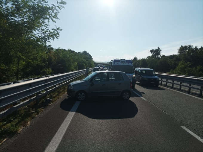 Scoppia la gomma e perde il controllo