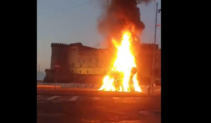 Distrutta da un incendio la Venere degli stracci di Pistoletto – I video del rogo