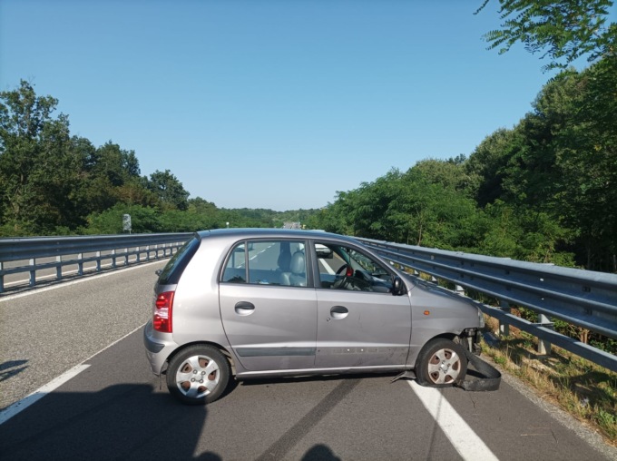 Scoppia la gomma e perde il controllo
