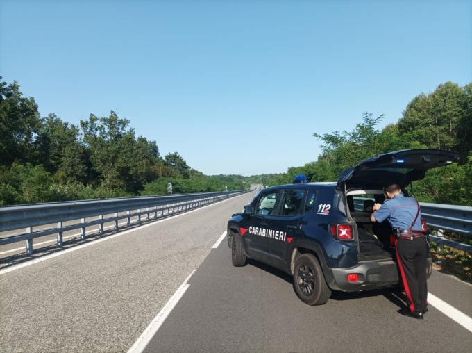 Scoppia la gomma e perde il controllo