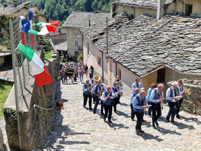 Piedicavallo festeggia gli alpini e il gemellaggio