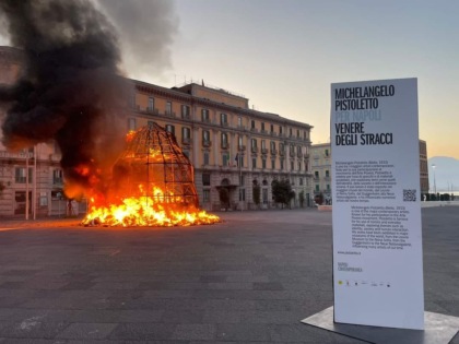Rogo Venere degli stracci – Fermato un clochard napoletano. Che nega