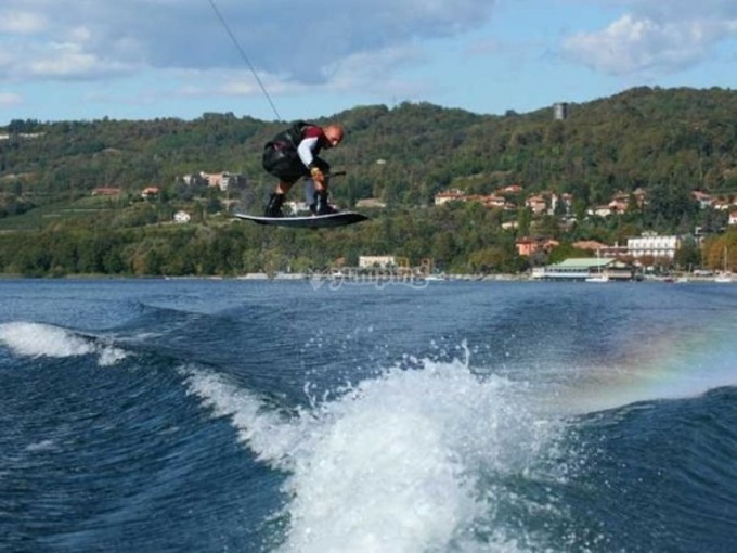 Ladri rubano gli spiccioli in una scuola di sci nautico e wakeboard di Viverone