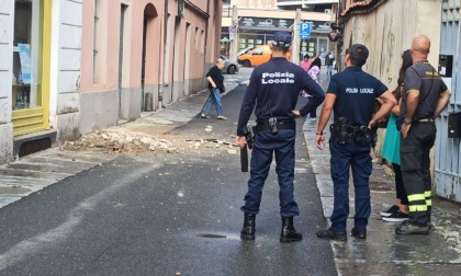 Crolla un cornicione: paura in Via Ferrero a Biella