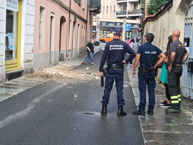 Crolla un cornicione: paura in Via Ferrero a Biella