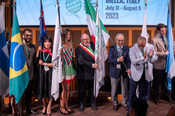Procede a gonfie vele il Congresso mondiale dei Sarti