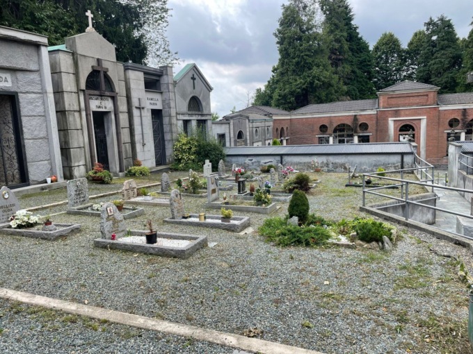 Nei cimiteri di Biella si parte con la pulizia