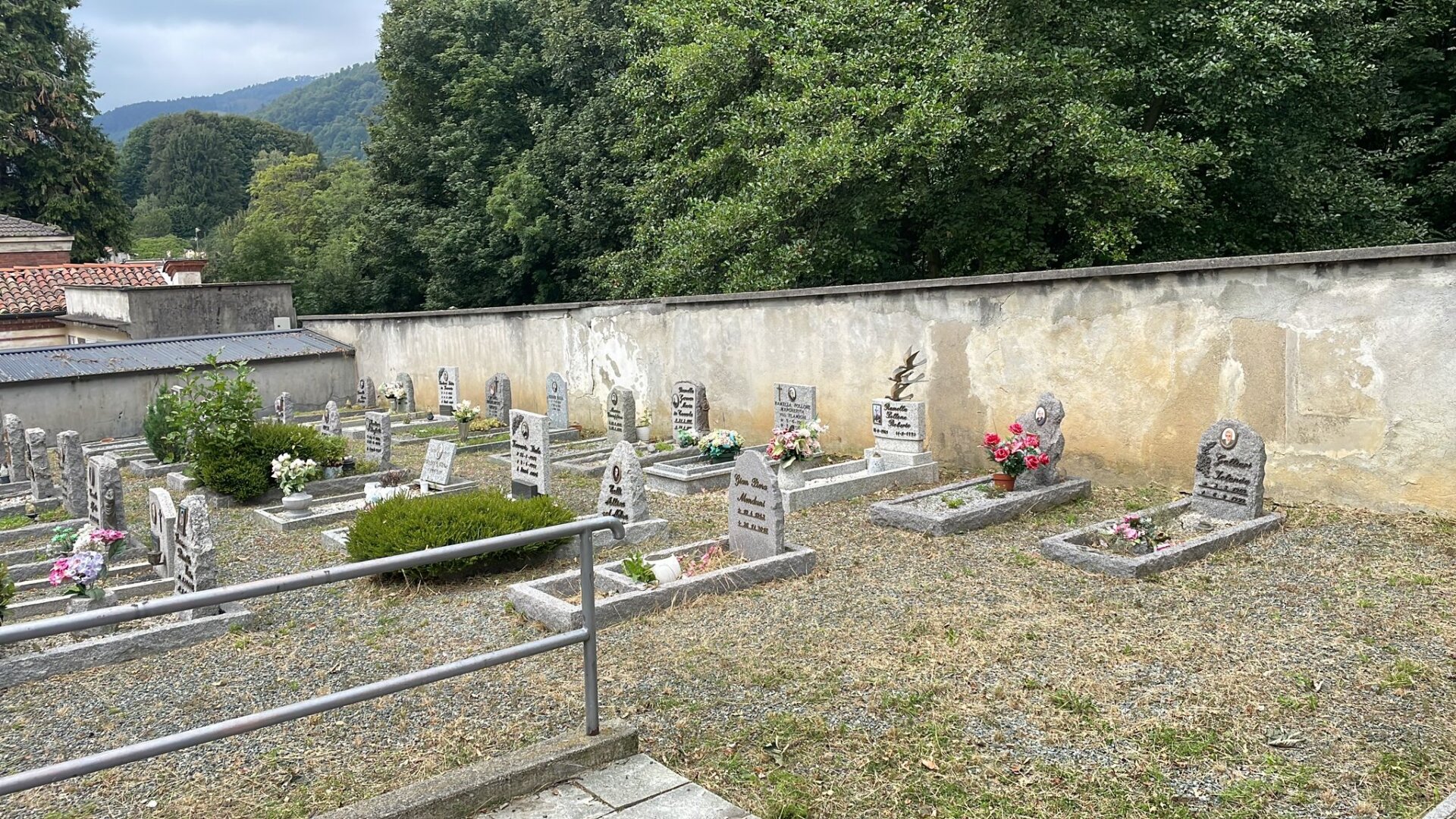 Nei cimiteri di Biella si parte con la pulizia