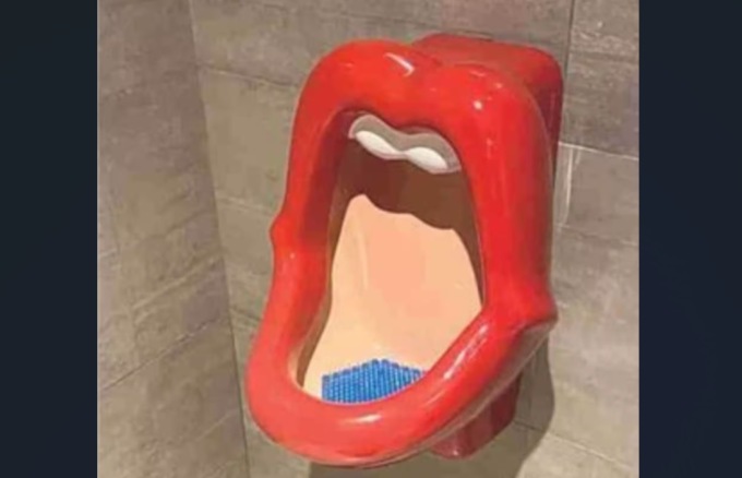 Orinatoi a forma di bocca di donna nei bagni maschili della palestra