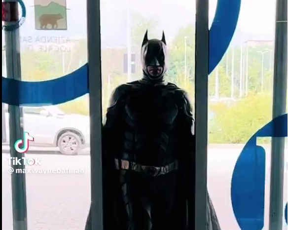 Batman in Pediatria a Biella – VIDEO