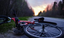 Sorpassa in auto un ciclista ma passa troppo vicino e lo fa cadere