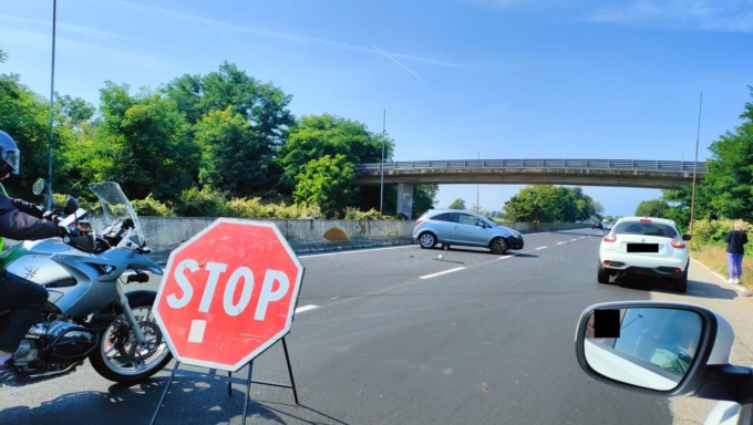 Incidente in superstrada: scontro fra due auto, traffico limitato