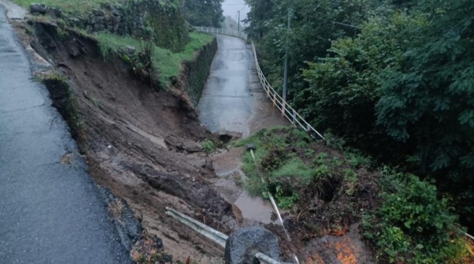 Frana la strada in Valle Cervo: intervento in corso