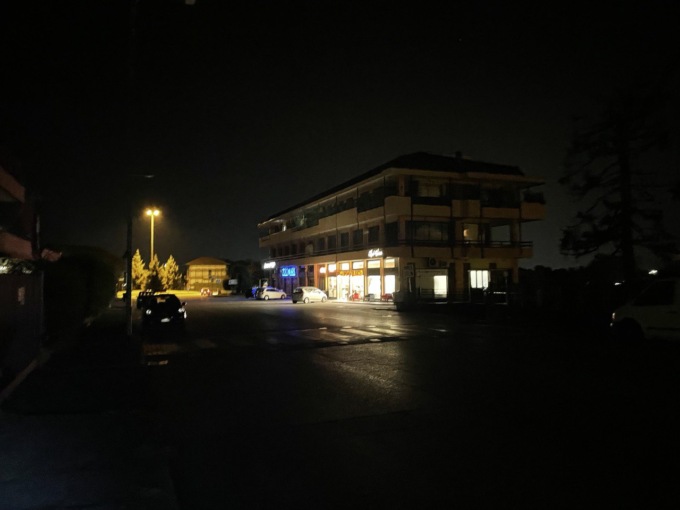 A Biella Via Candelo al buio da mesi: «Abbiamo perso le speranze»