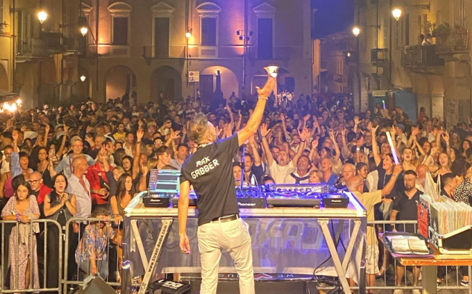 Piazza Cisterna in versione pista a cielo aperto con Back to Cancello
