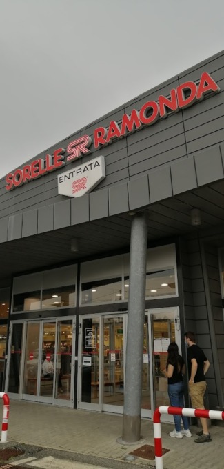Cerca di rubare giubbotto da 300 euro da “Sorelle Ramonda”: fermato alle casse
