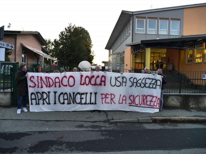 Blitz dell’assessore regionale Chiorino davanti ai cancelli della scuola di Ponderano
