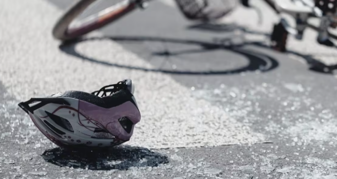 Gravi le condizioni di un ciclista investito in centro a Cossato