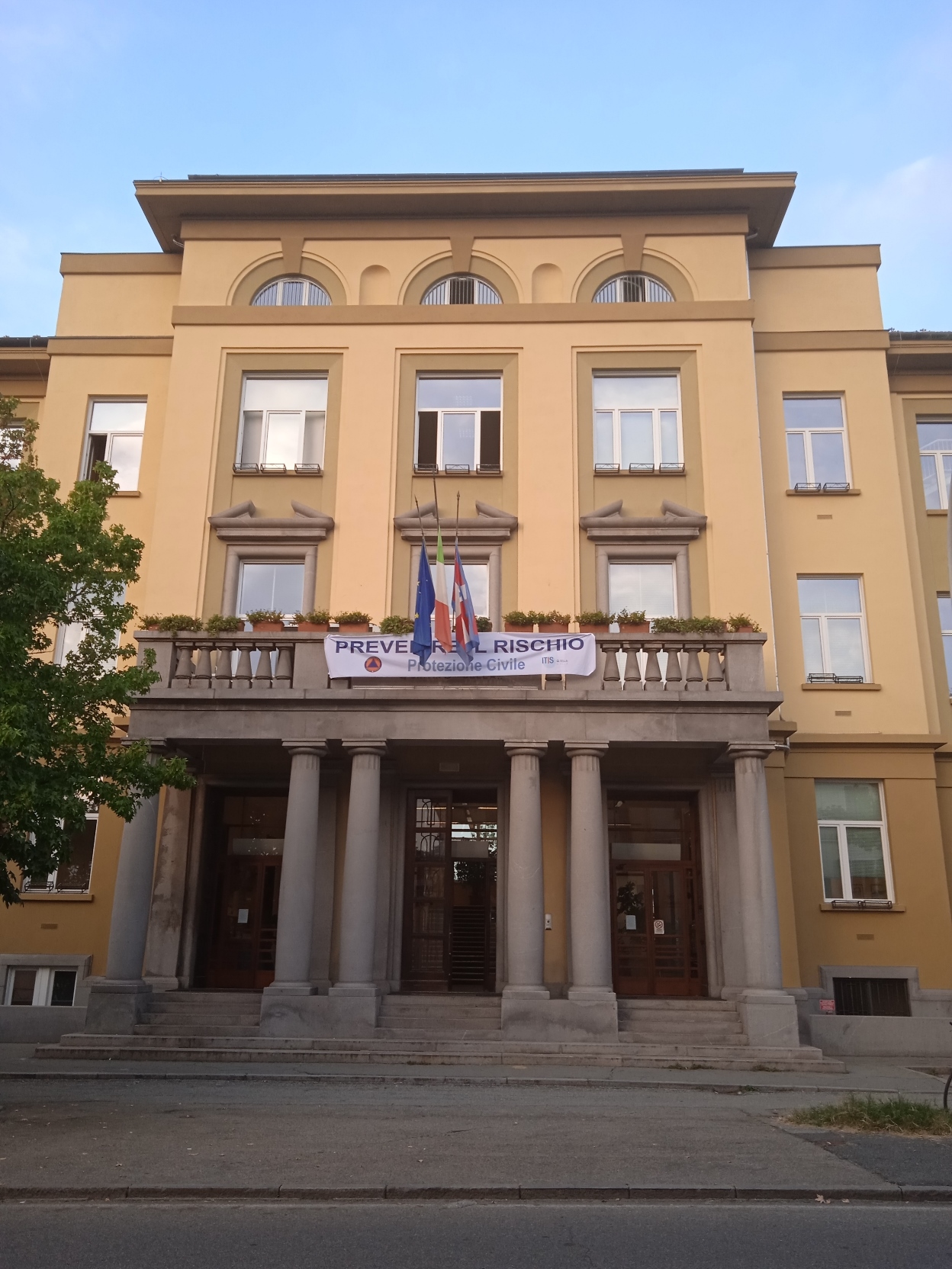 Lo striscionAll’Itis una giornata con la Protezione Civilee della Protezione Civile sulla facciata dell'Itis Q. Sella