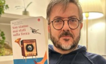 Rocco Tanica a Biella presenta il primo libro scritto da un essere umano con l'intelligenza artificiale