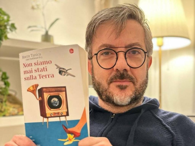Rocco Tanica a Biella presenta il primo libro scritto da un essere umano con l’intelligenza artificiale