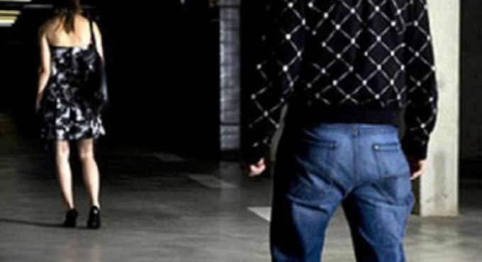 Insegue l’ex moglie e la minaccia con il coltello