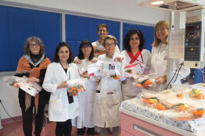 Halloween, cappellini, scarpine e doudou per i neonati dell’ospedale di Biella