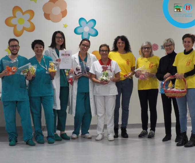 Pupazzi fatti a mano per i neonati dell’ospedale