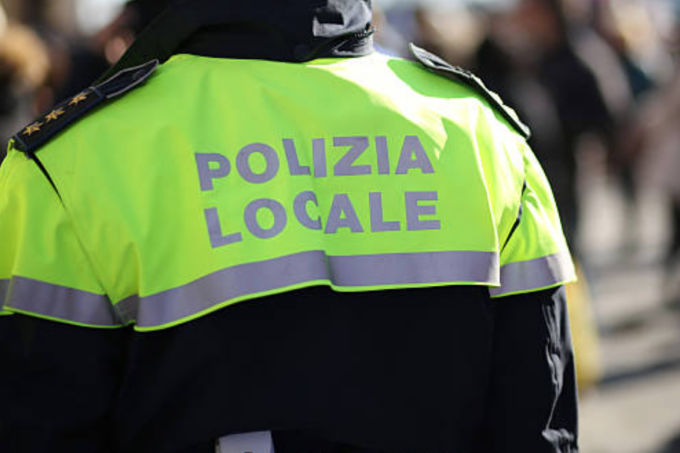 Non vuole compilare il Cid per aver tamponato un’auto e tenta di investire il conducente