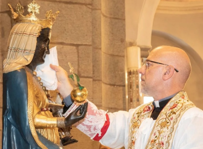 A Oropa oggi si svolge il rito della pulizia della Sacra Effigie